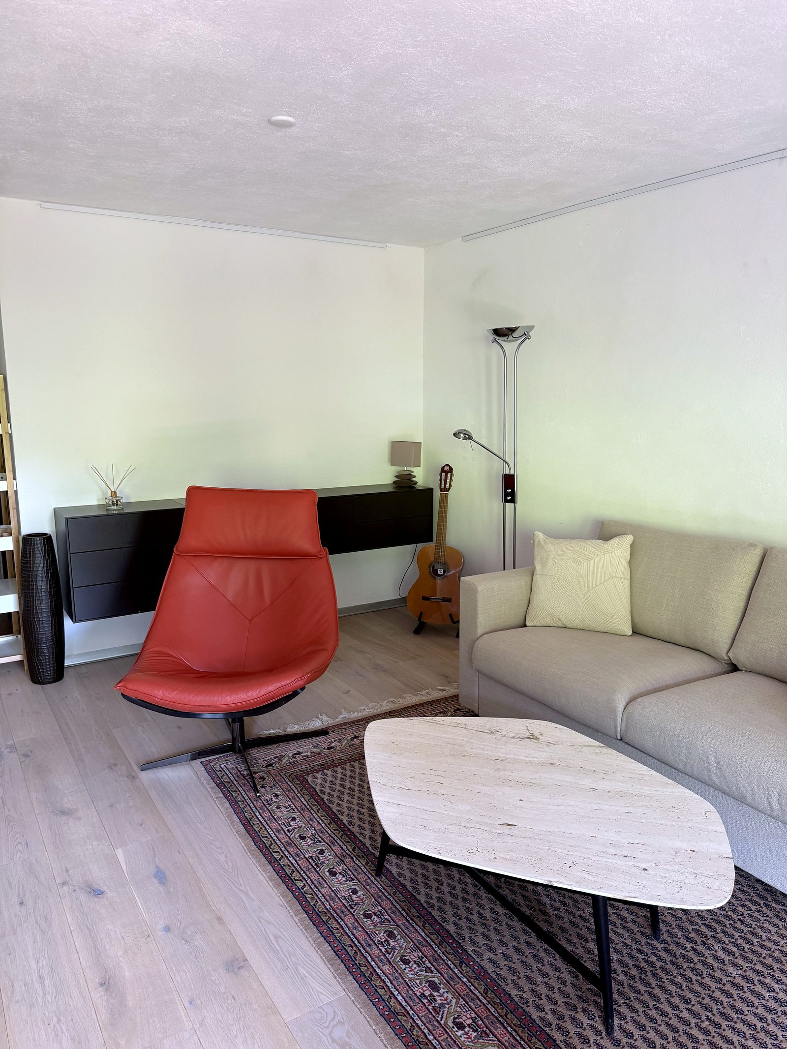 Coin salon avec canape-lit de l'appartement a Torgon